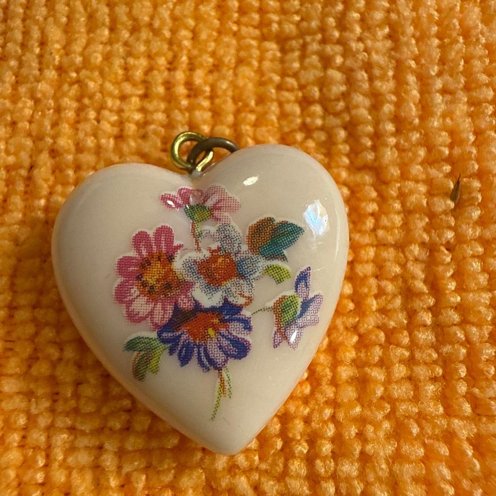 Vintage White Heart Shaped Floral Pendant Necklace Charm Pink Blue Yellow Flower